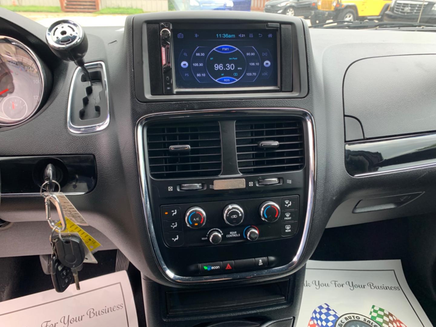 2015 Black /Black Dodge Grand Caravan SE (2C4RDGBG3FR) with an 3.6L V6 DOHC 24V engine, Automatic transmission, located at 1830 North Belt Line Road, Irving, TX, 75061, (469) 524-0199, 32.834373, -96.993584 - Photo#9